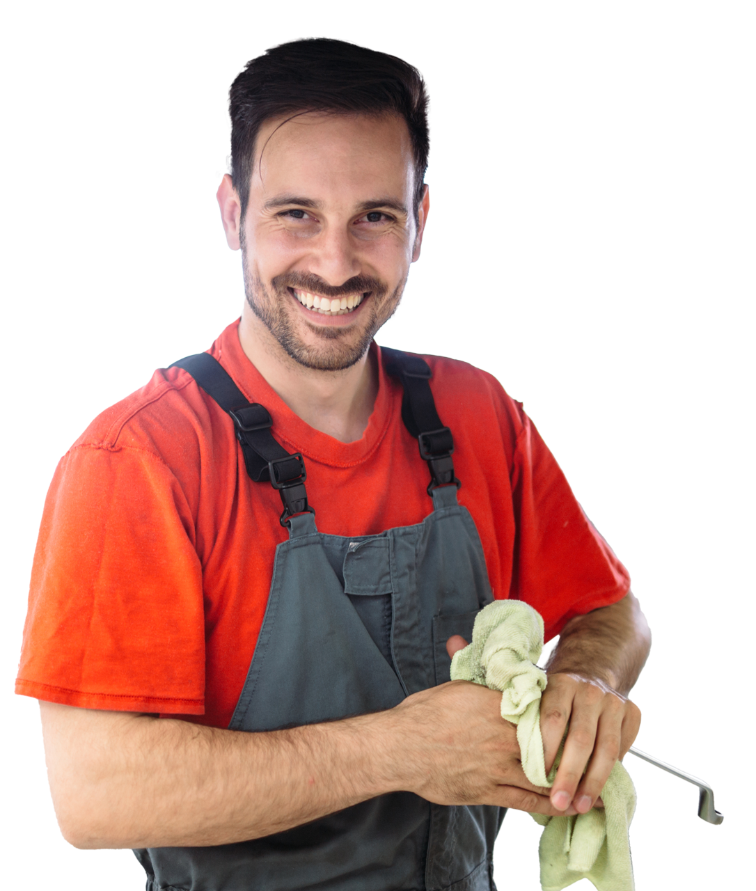 Homme souriant qui nettoie une clef de 12