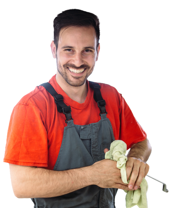 Homme souriant qui nettoie une clef de 12