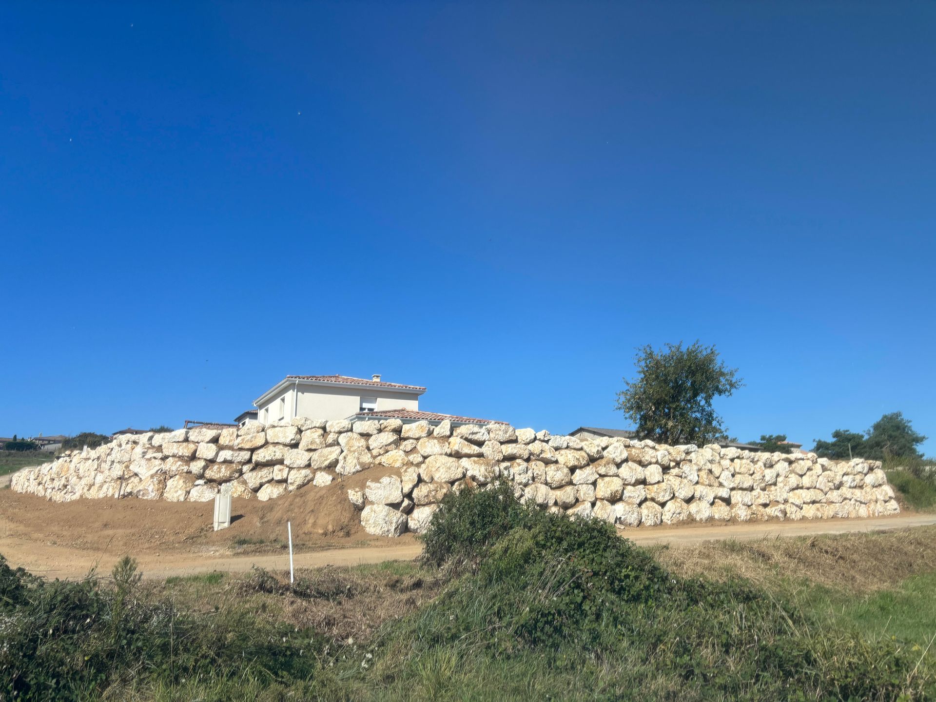 Enrochement autour d'une maison