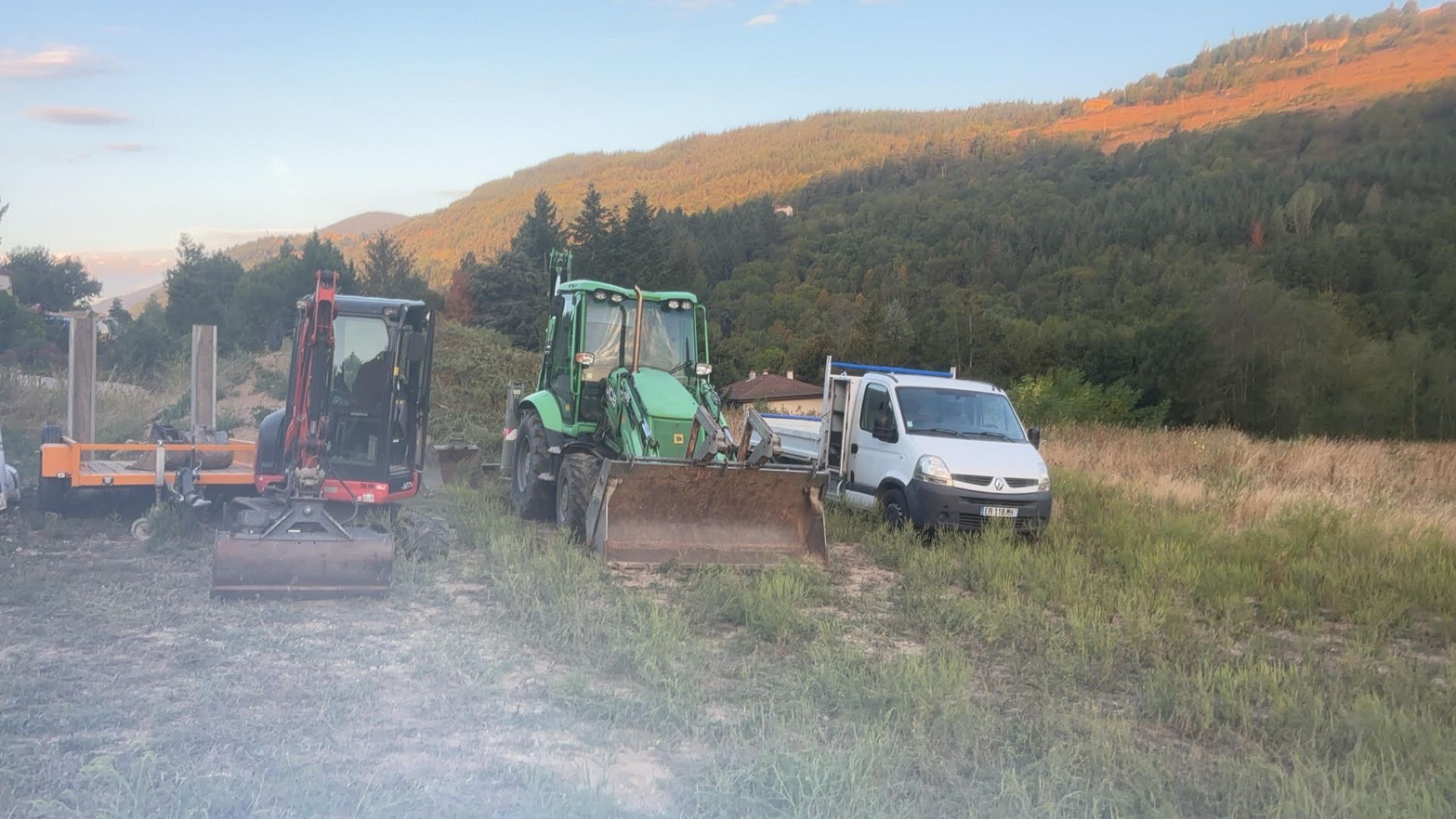 Engins et camion de l'entreprise MDTP