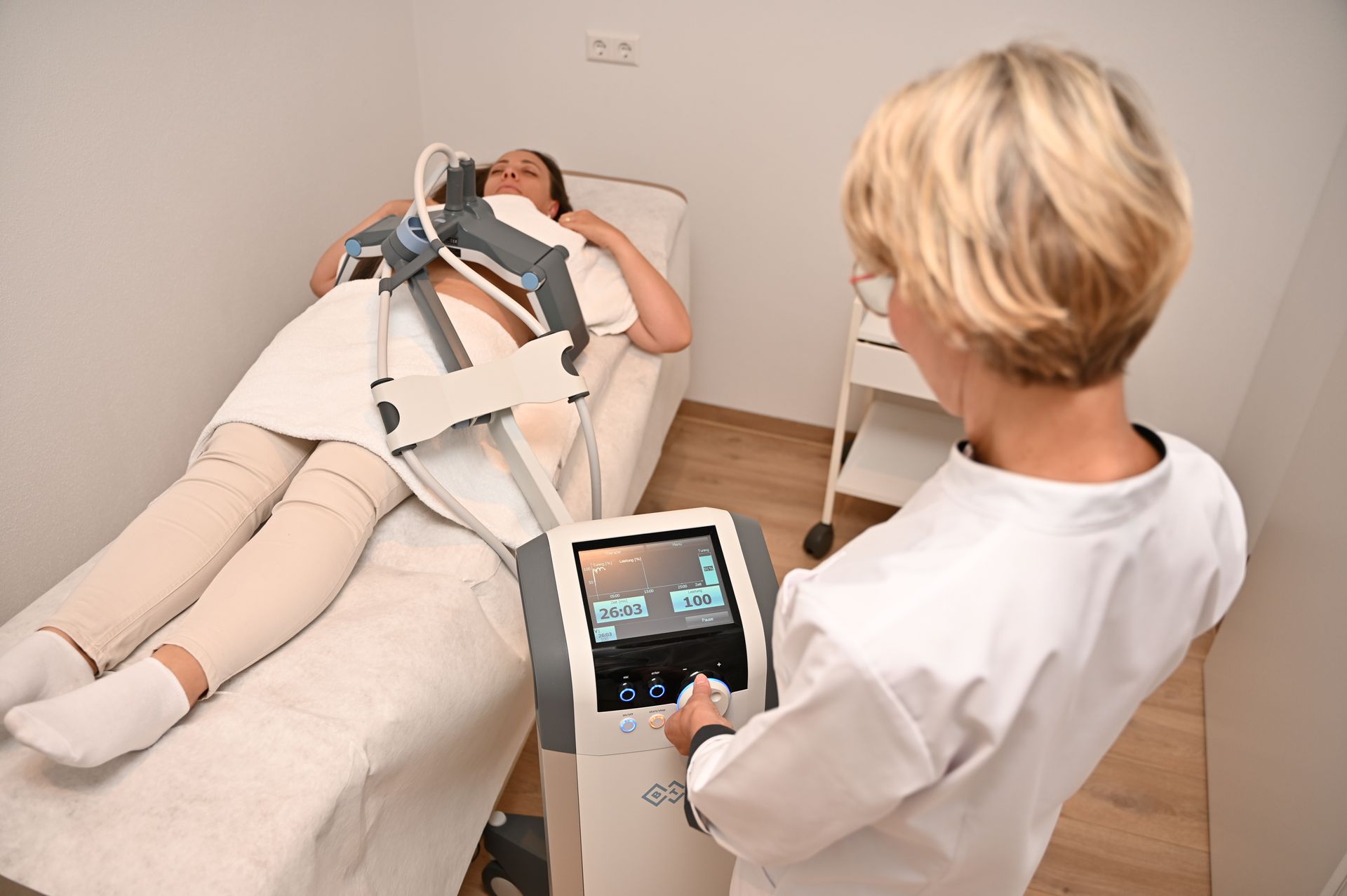 Die Kosmetikerin macht eine Medical Beauty Fettweg Behandlung.