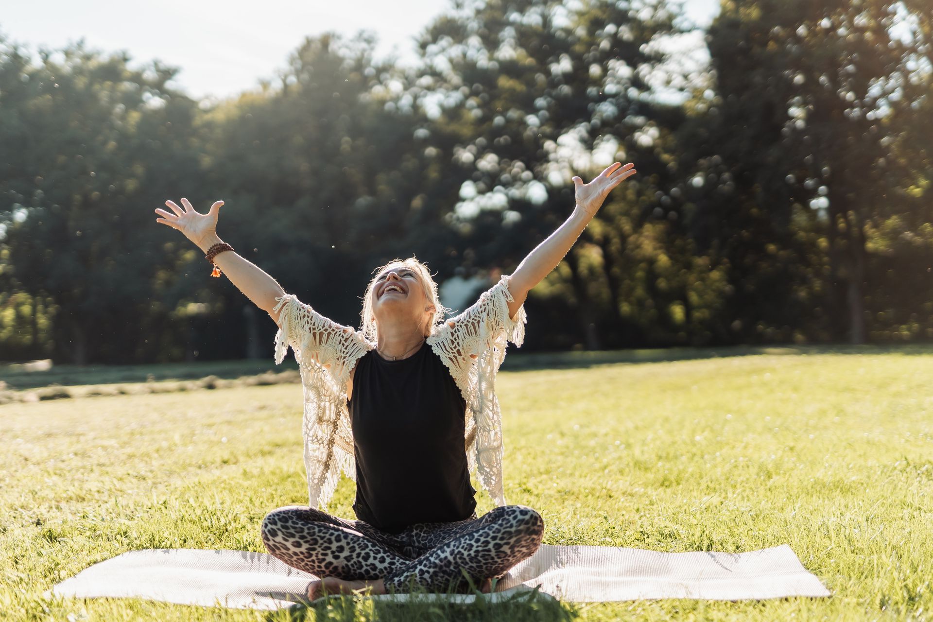 Yoga Lehrerin beim Yoga im Freien