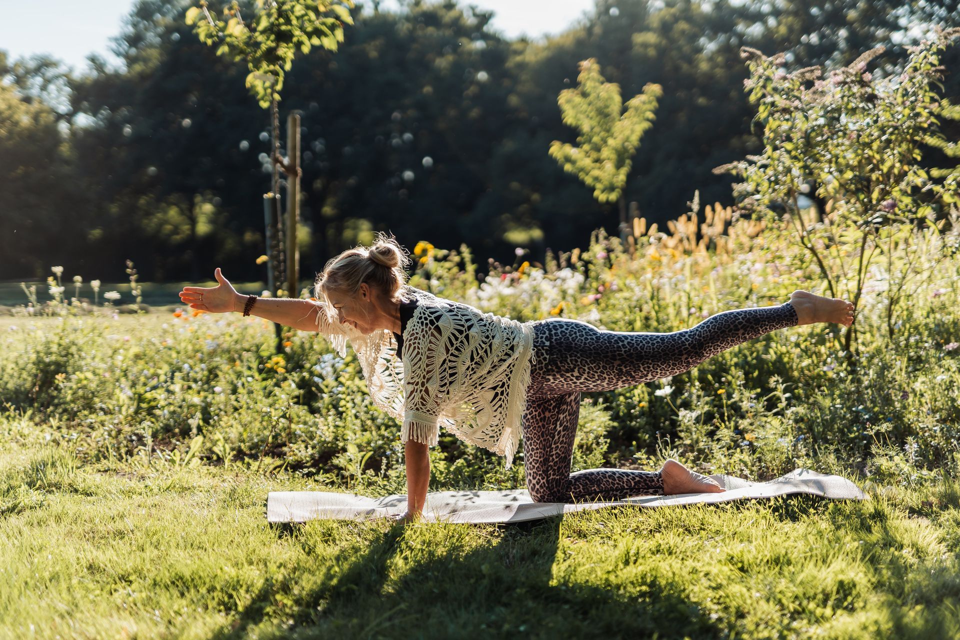 Im Freien wird Yoga gemacht.