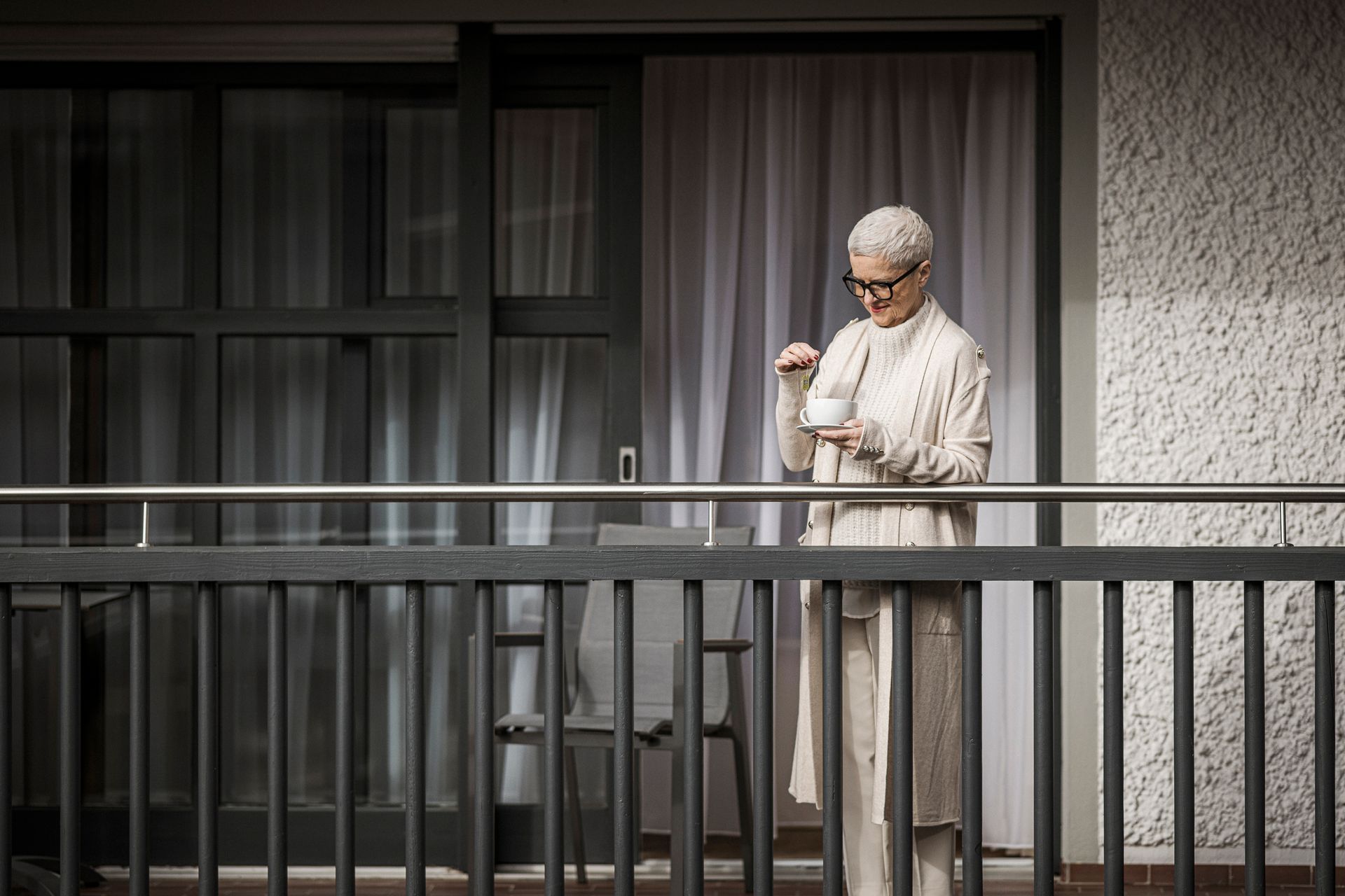 Ein Gast genießt eine Tasse Tee auf dem Balkon.