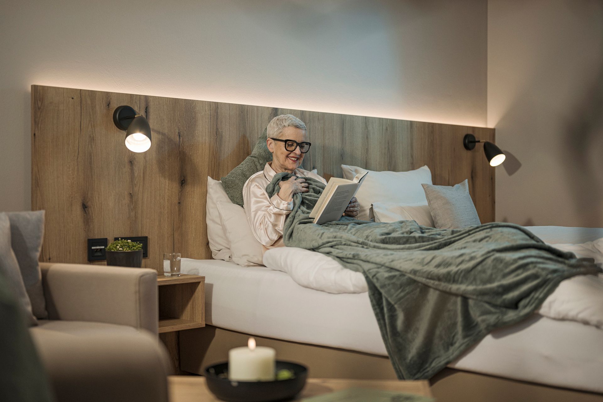 Ein Gast liest ein Buch vor dem Schlafengehen.