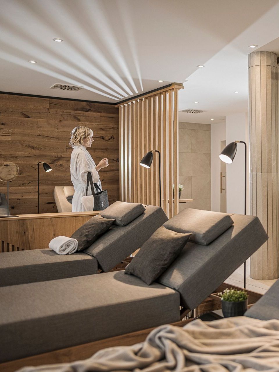 Ein Gast genießt die Zeit im Ruhebereich des MY SPA.