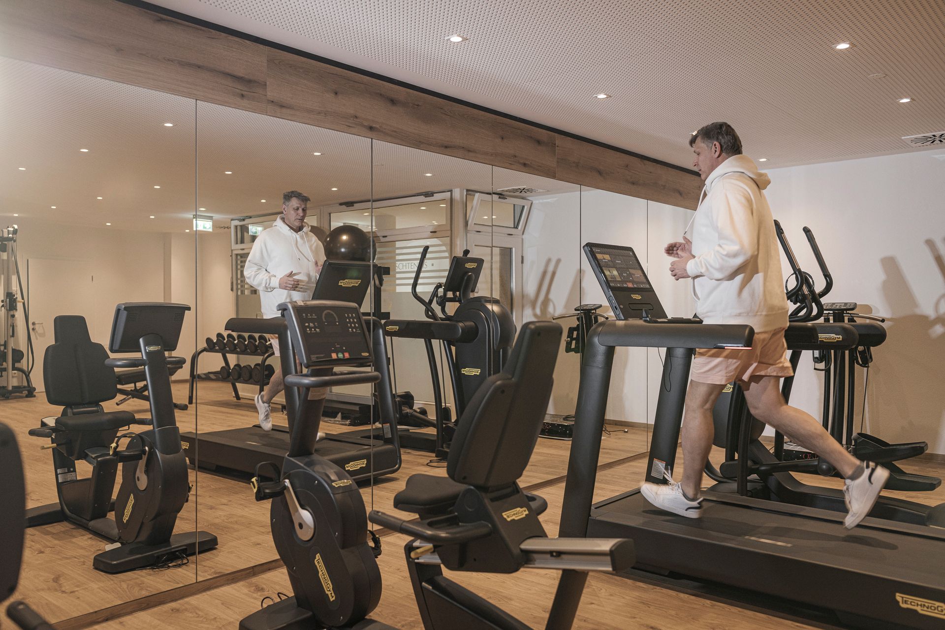 Ein Gast trainiert während des Fastenkur in Bayern.