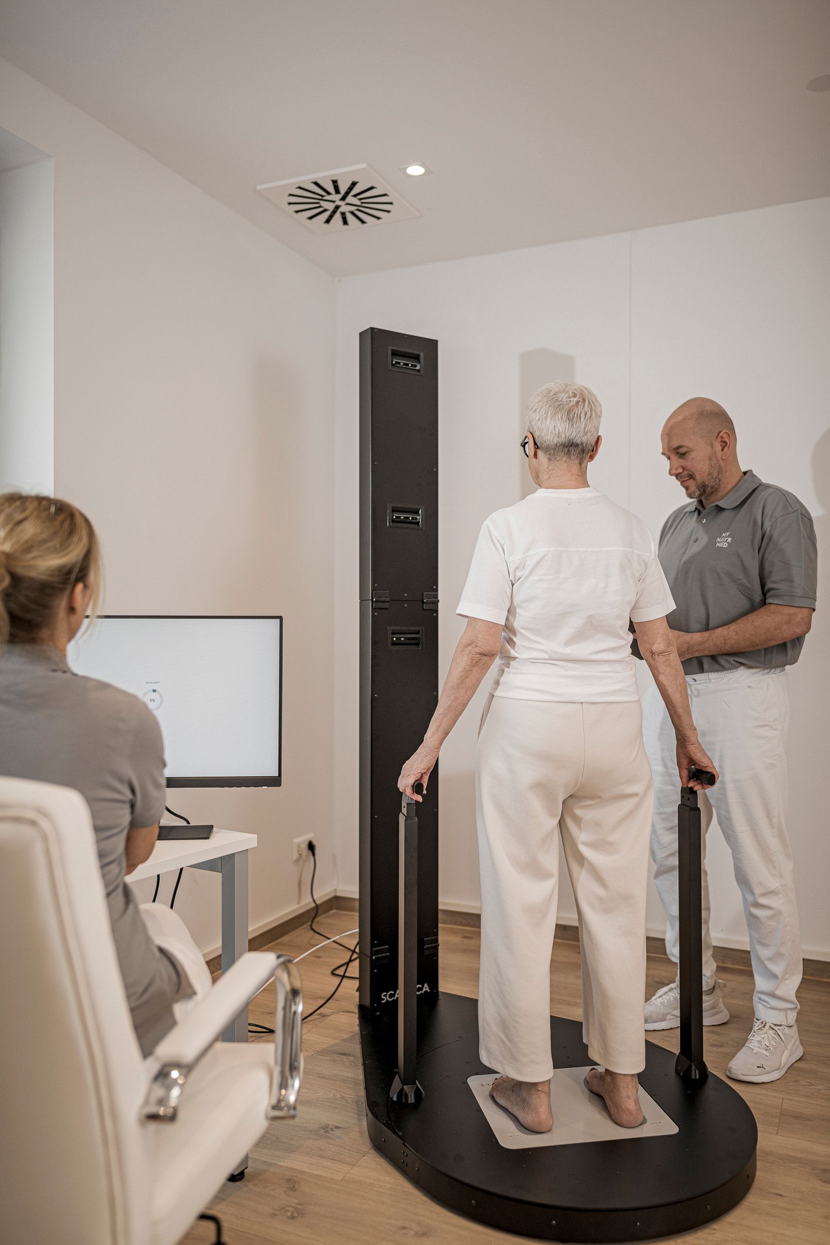 Ein Gast während der Detox Kur bekommt eine 3D Bodyscan Vermessung.