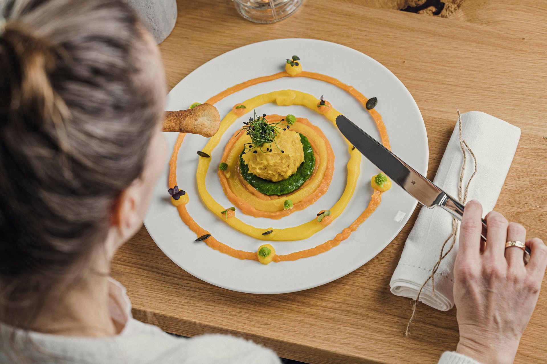 Ein Gast genießt die Mahlzeit während einer Detox Kur in Bayern.
