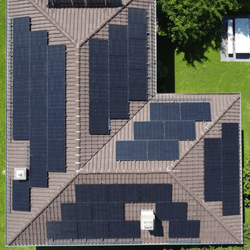 Tetto di palazzo con fotovoltaico