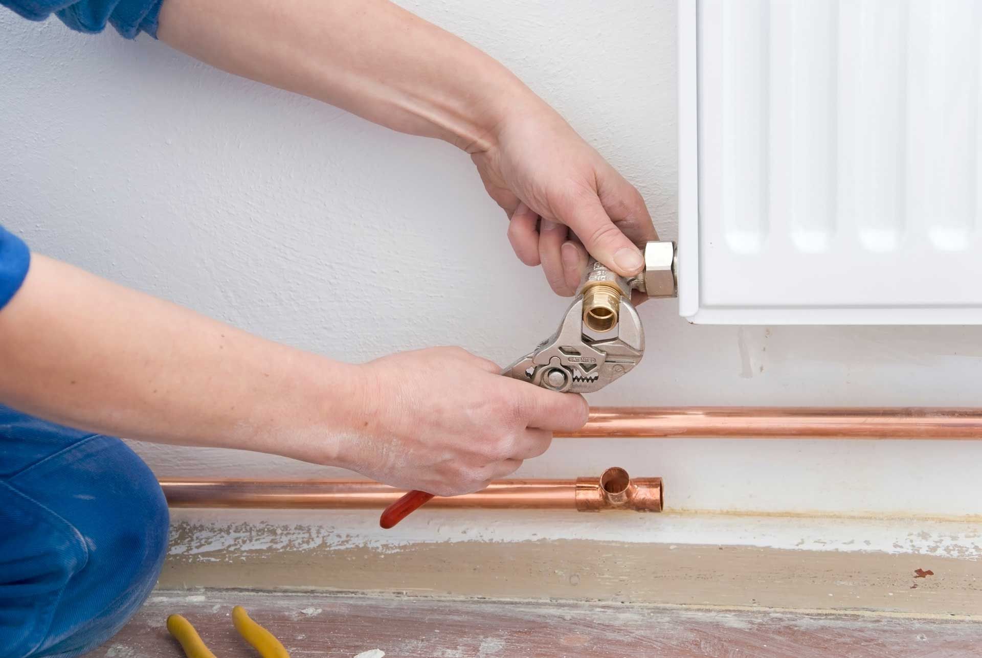 Maintenance sur un radiateur par un chauffagiste