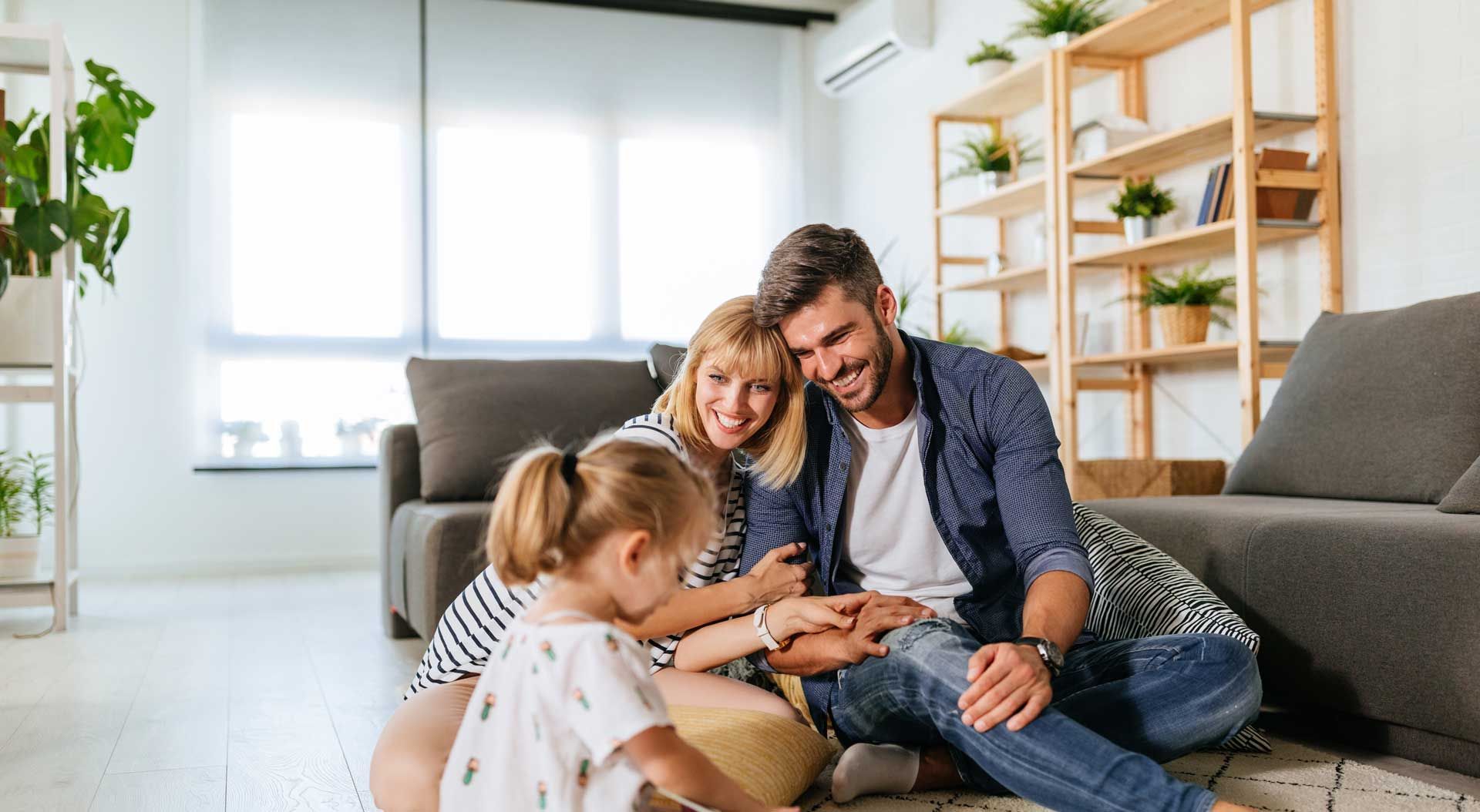 Un couple et une jeune fille dans un salon