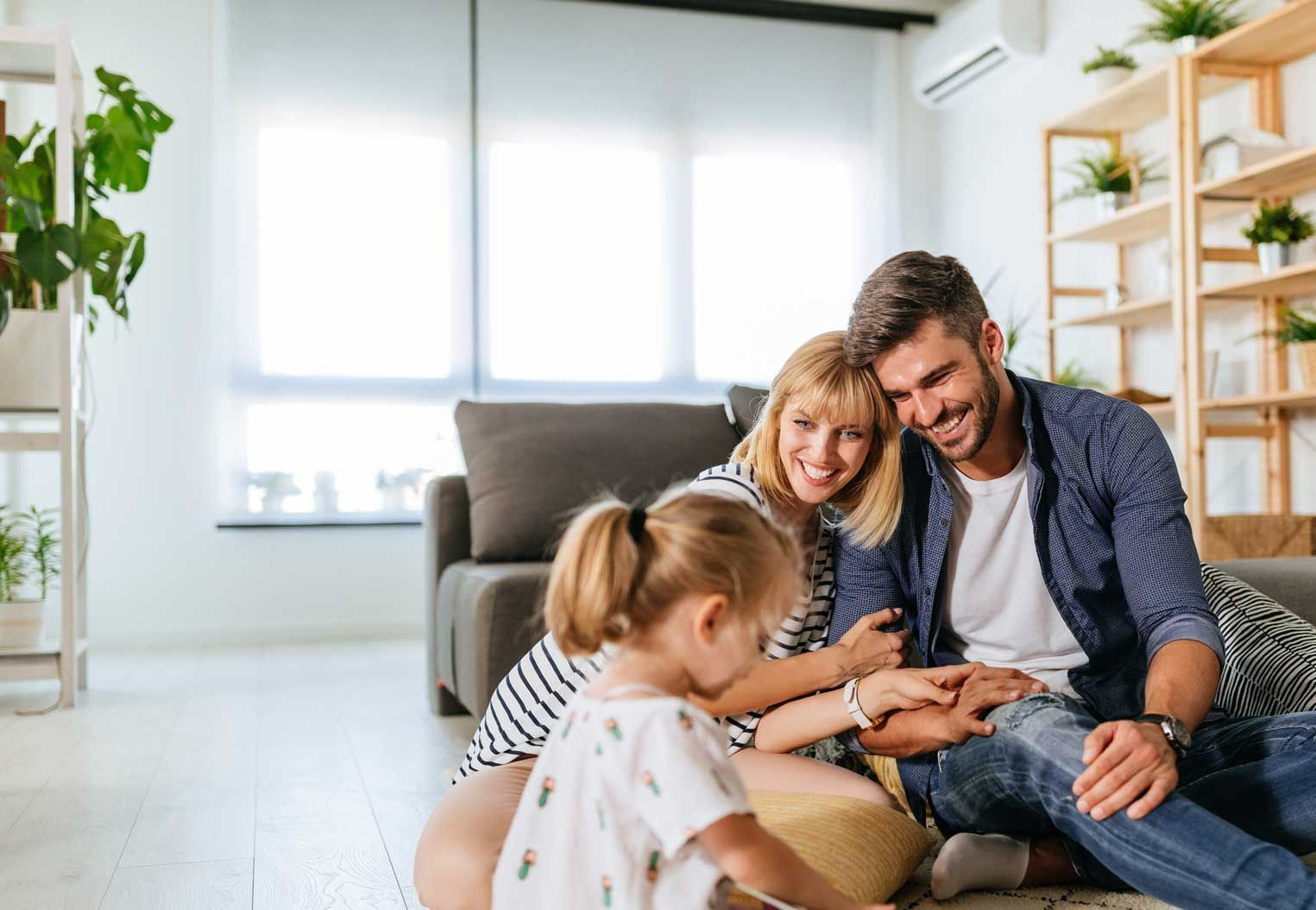 Un couple et une jeune fille dans un salon