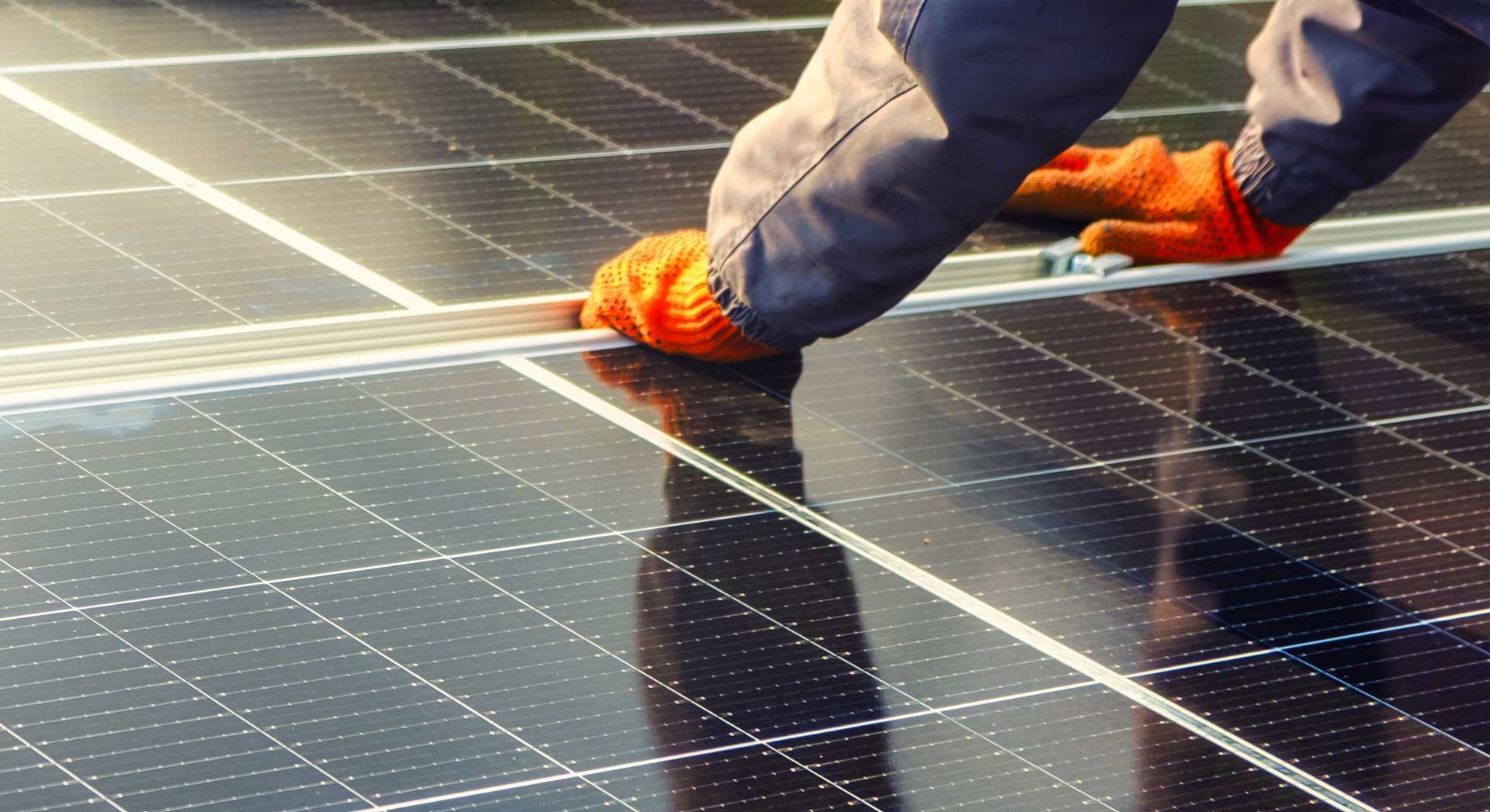 Un professionnel pendant l'installation d'un panneau solaire