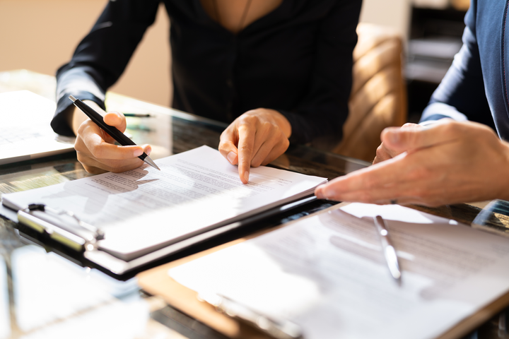 Personnes avec des documents sur une table