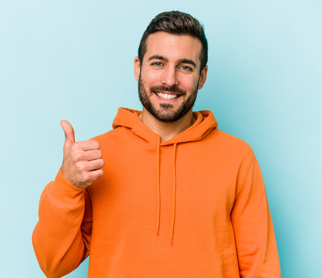 Homme souriant avec son pouce en l'air