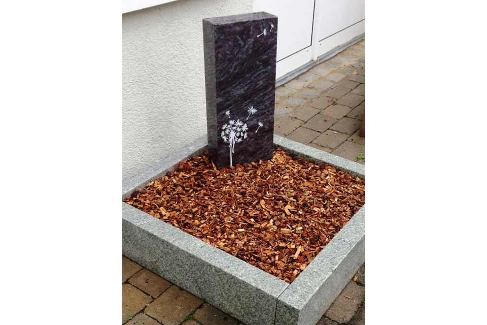 Grabstein mit Rindenmulch