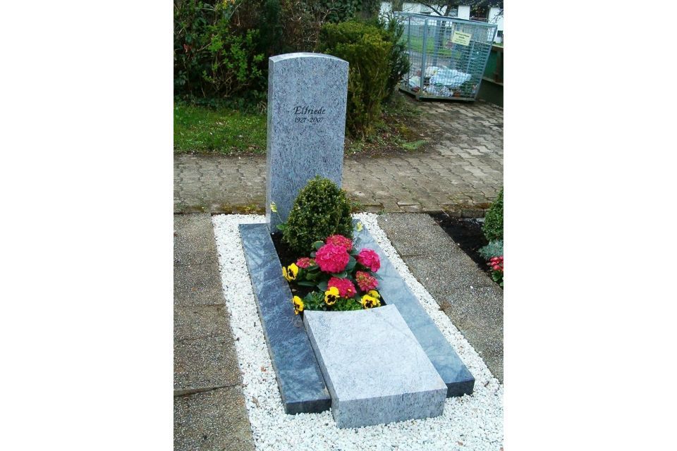 Grabstein zweifärbig