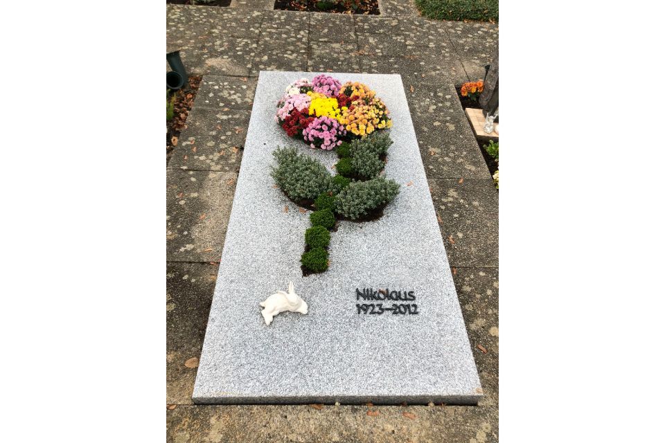 Grabstein mit Blumenrelief