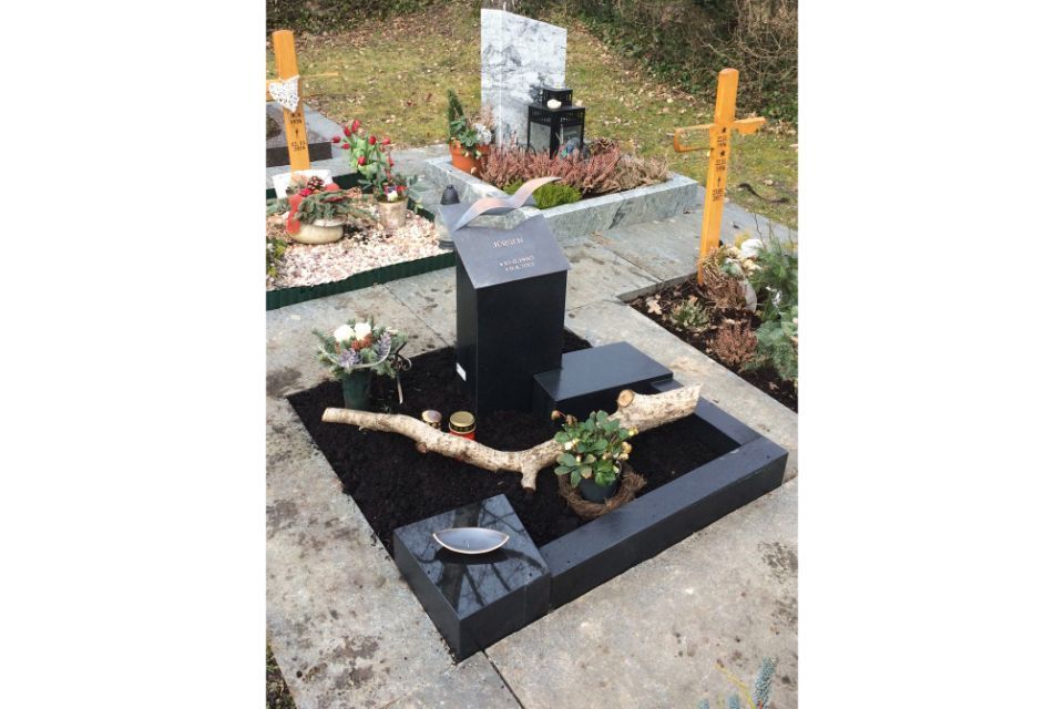 Grabstein mit Säule