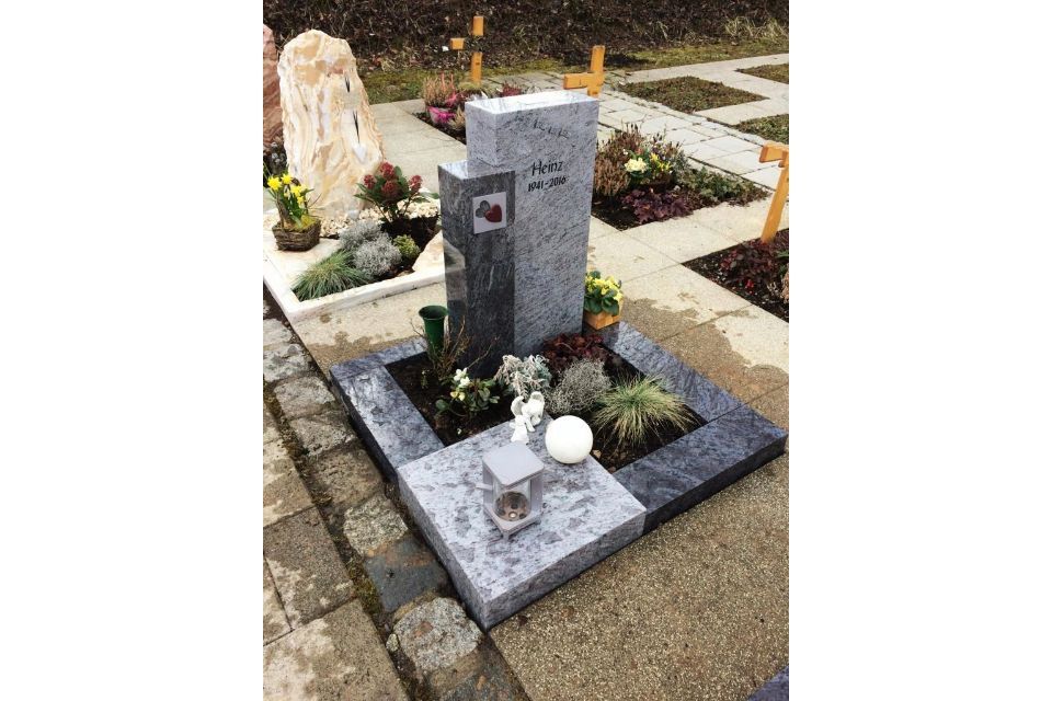 Zweifärbiger Grabstein mit Säule