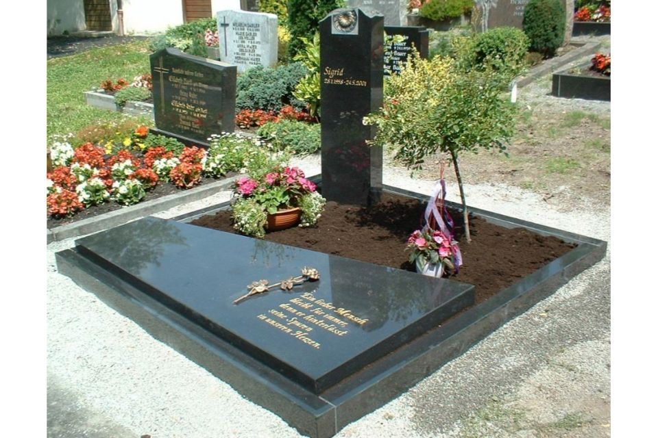 Schwarzer Grabstein mit Säule