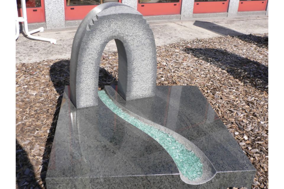 Grabstein mit Skulptur