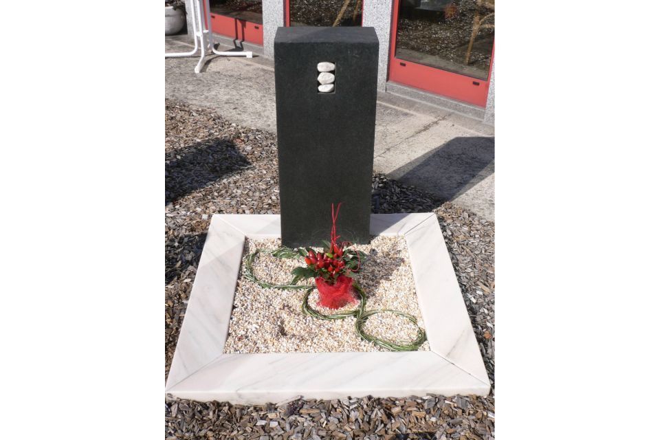 Heller Grabstein mit Säule