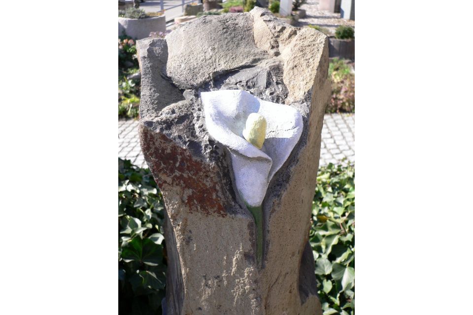 In Stein gehauene Blume