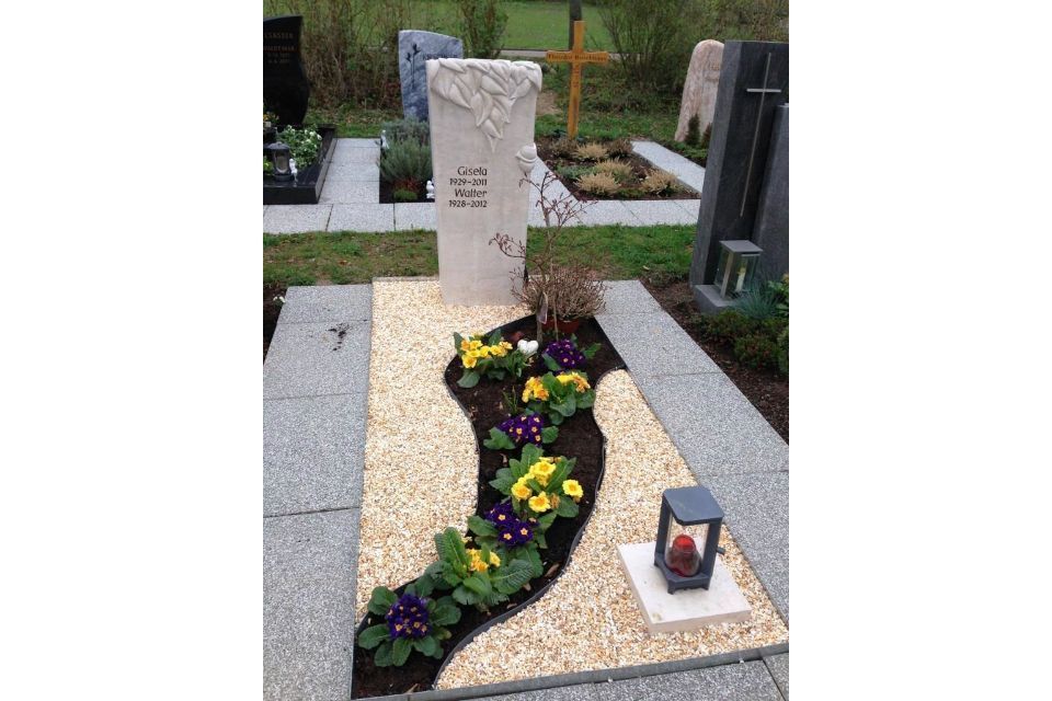 Grabstein mit Blumenweg