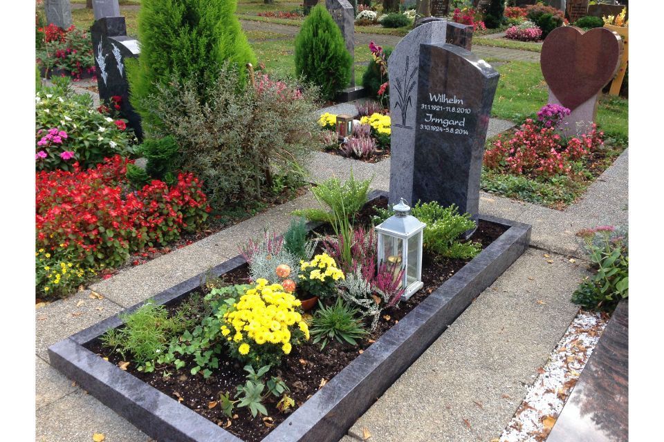 Grabstein mit Bepflanzung