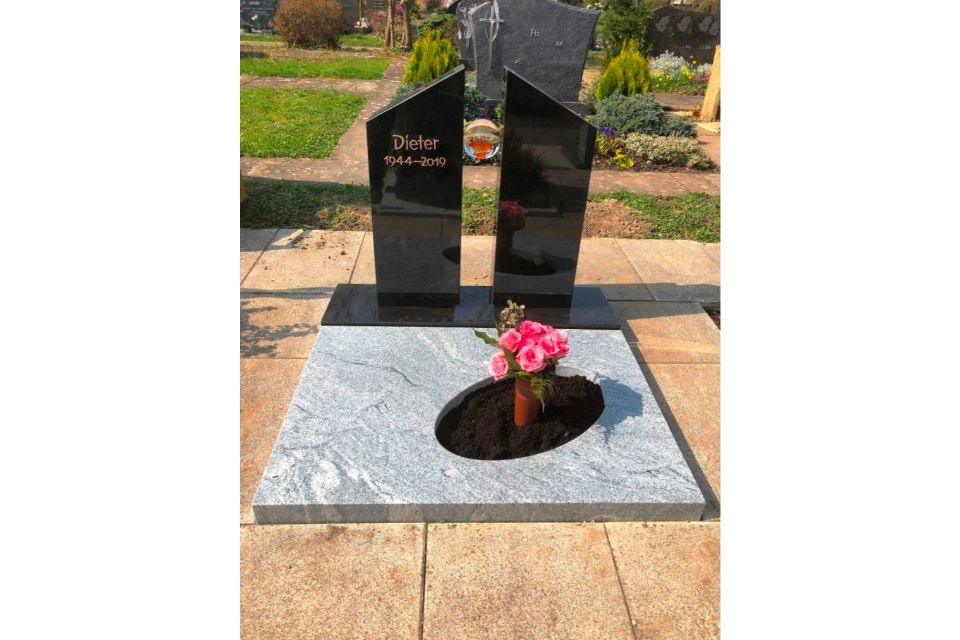 Grabstein mit zwei Säulen