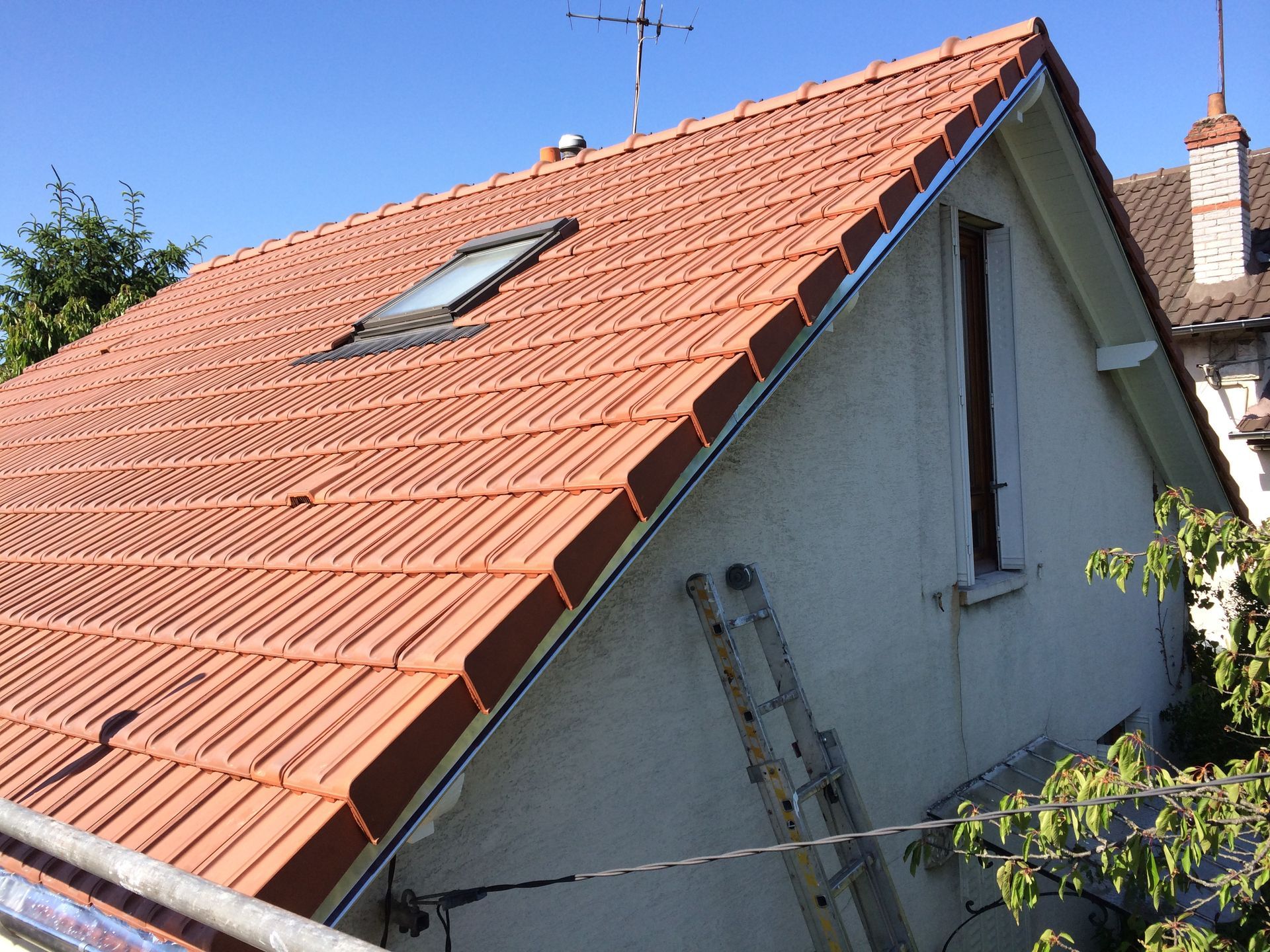 Velux sur un toit en tuiles