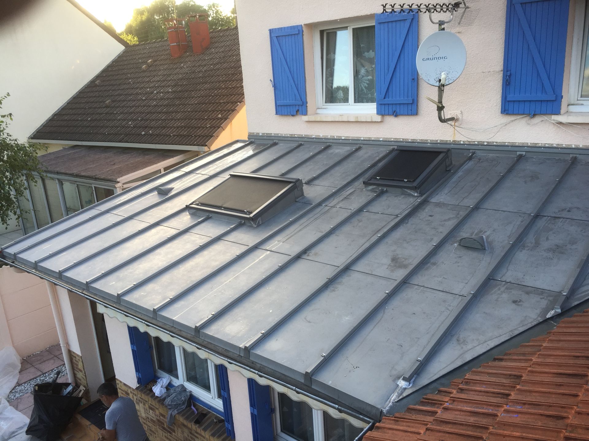 Velux sur un toit en zinc