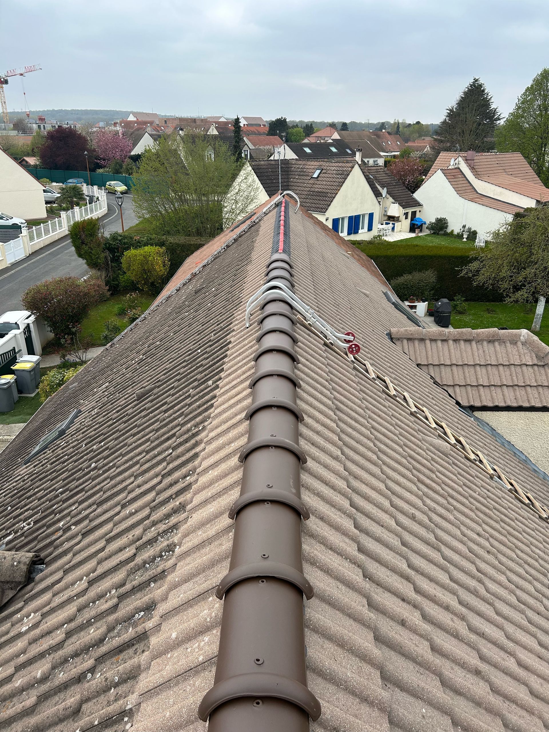 Échelle de toit placée sur un pan afin d'y accéder pour nettoyage