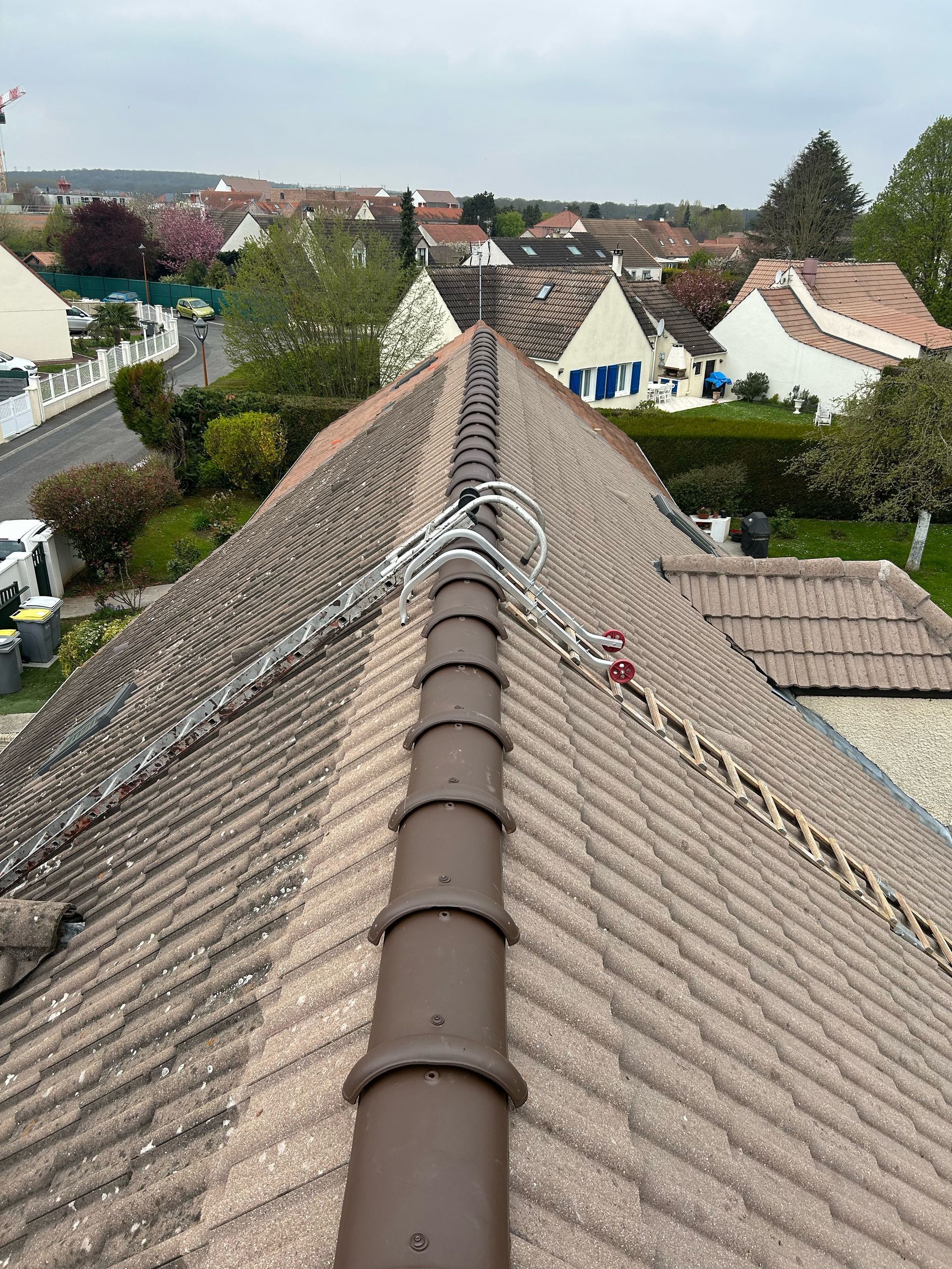 Échelles de toit de faisant face, accrochées au faitage d'un toit pour nettoyage