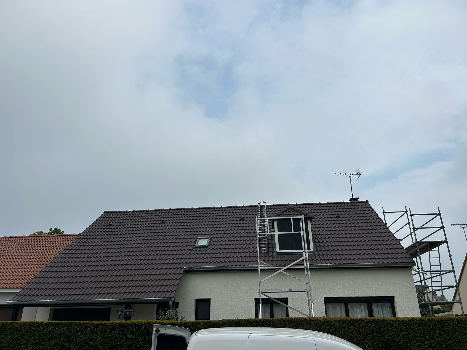 Échafaudages placés sur la façade d'une maison pour accéder au toit