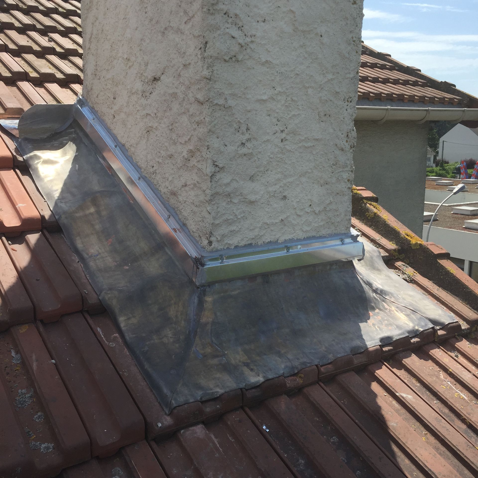 Pied de cheminée en zinc, soudé au plomb