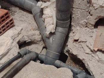 Un montón de tubos están conectados entre sí en un agujero en el suelo.