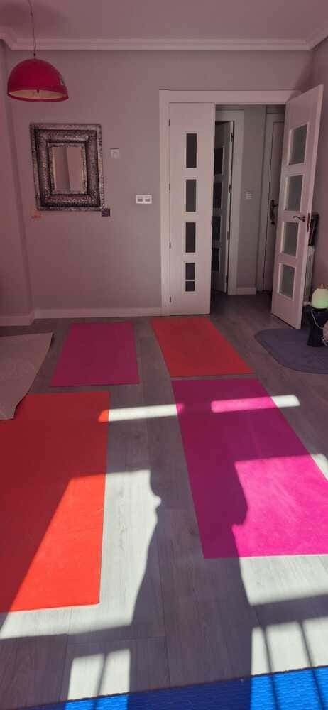 Una habitación con muchos tapetes de colores en el suelo.