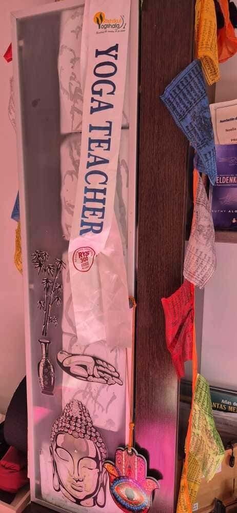 Una banda de profesora de yoga está colgada en una pared.