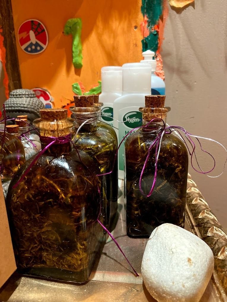 Un montón de botellas están sobre una mesa con un símbolo de la paz en el fondo.