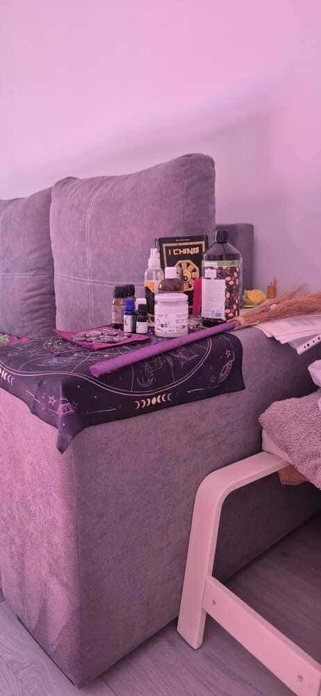 Un sofá con una bandeja de pastillas encima en una sala de estar.