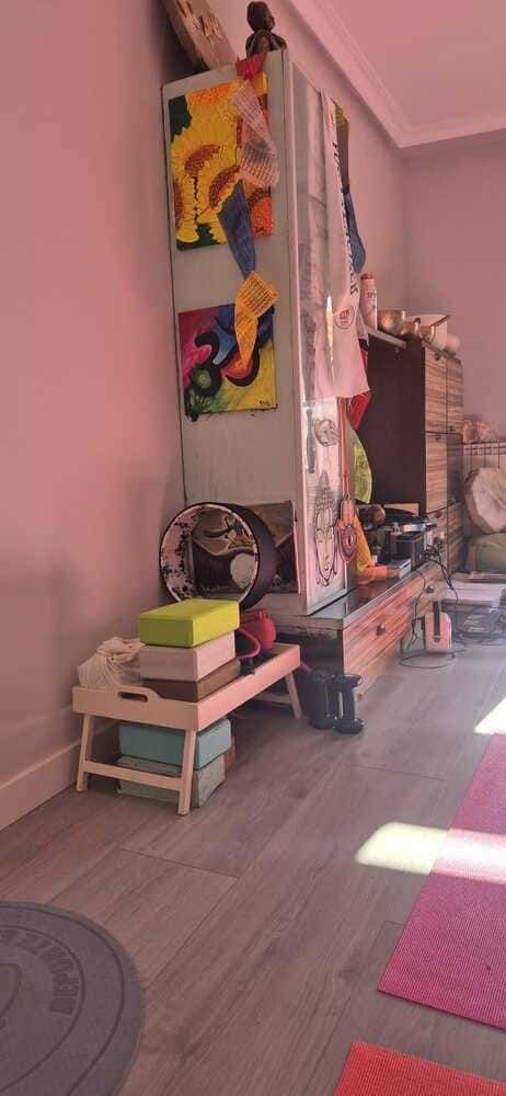 Una sala de estar con muchos muebles y cajas en el suelo.