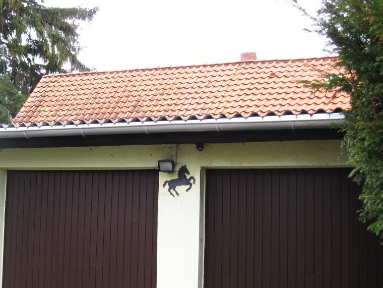 Eine Garage mit einem Pferd an der Seite