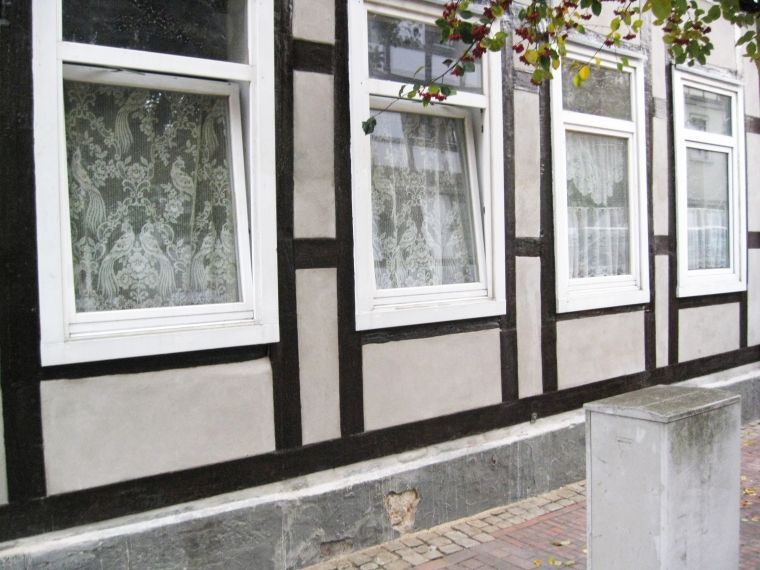Eine Reihe von Fenstern an der Seite eines Gebäudes