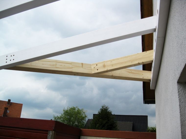 An der Seite eines Gebäudes wird eine Holzkonstruktion errichtet