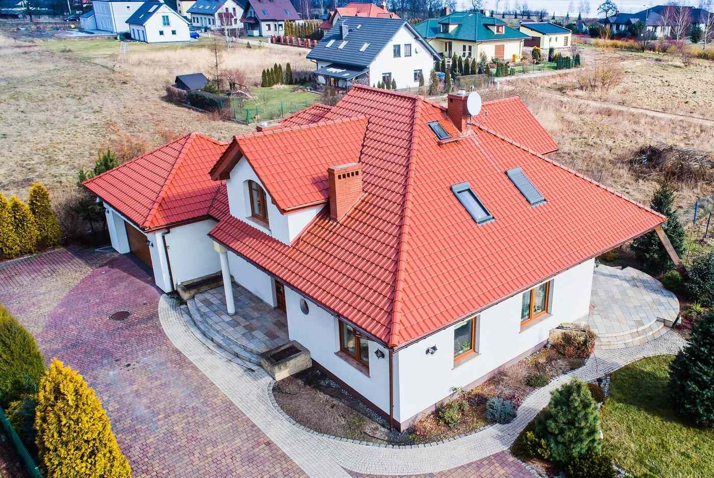 Eine Luftaufnahme eines Hauses mit einem roten Ziegeldach