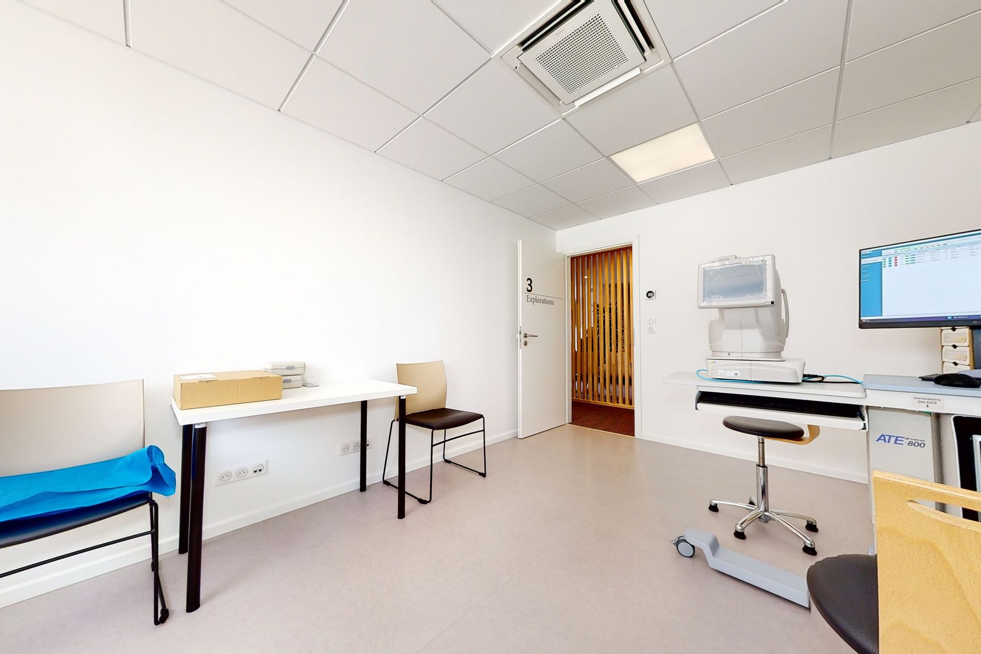 Lino installé dans une salle d'attente