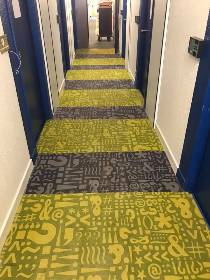 Moquette verte et grise d'un couloir